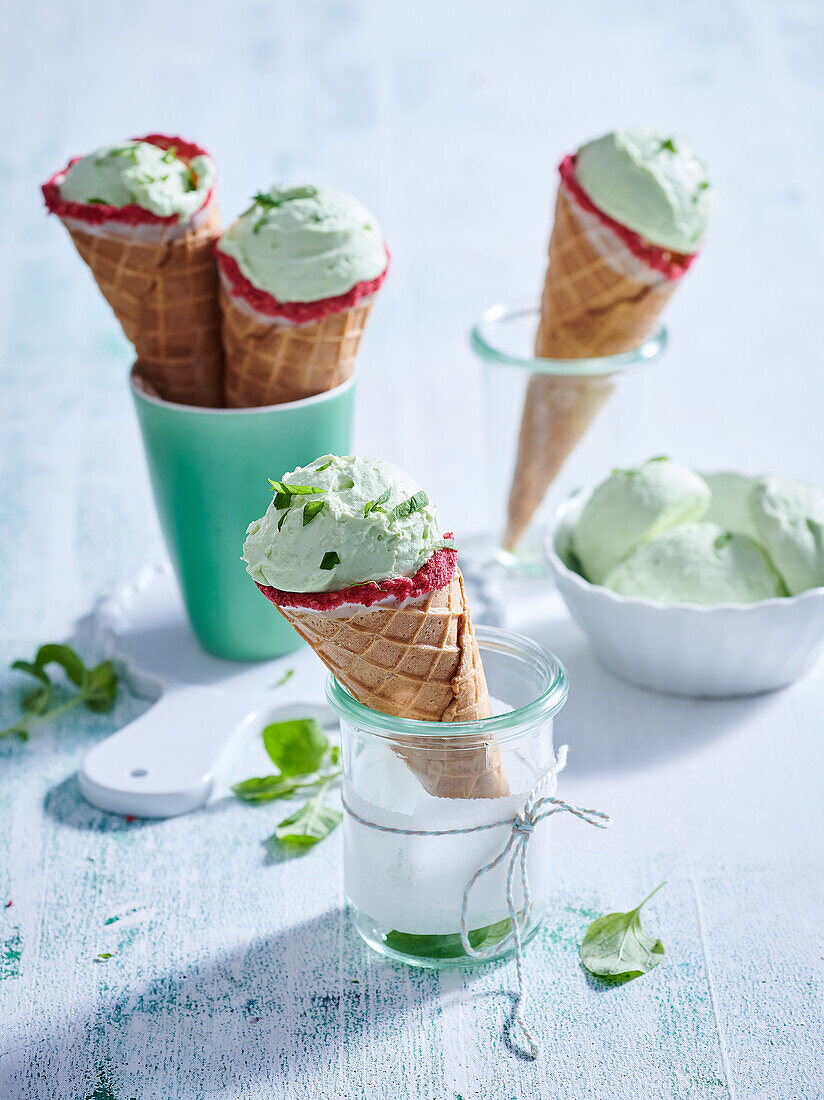 Basilikum-Eis in Waffelhörnchen