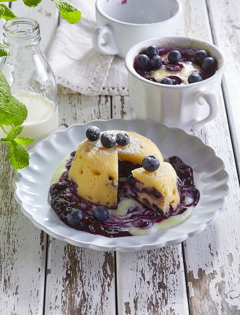 Tassenknödel mit Blaubeeren und Vanillesauce