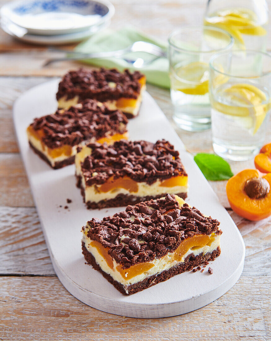 Crumb cake with apricots