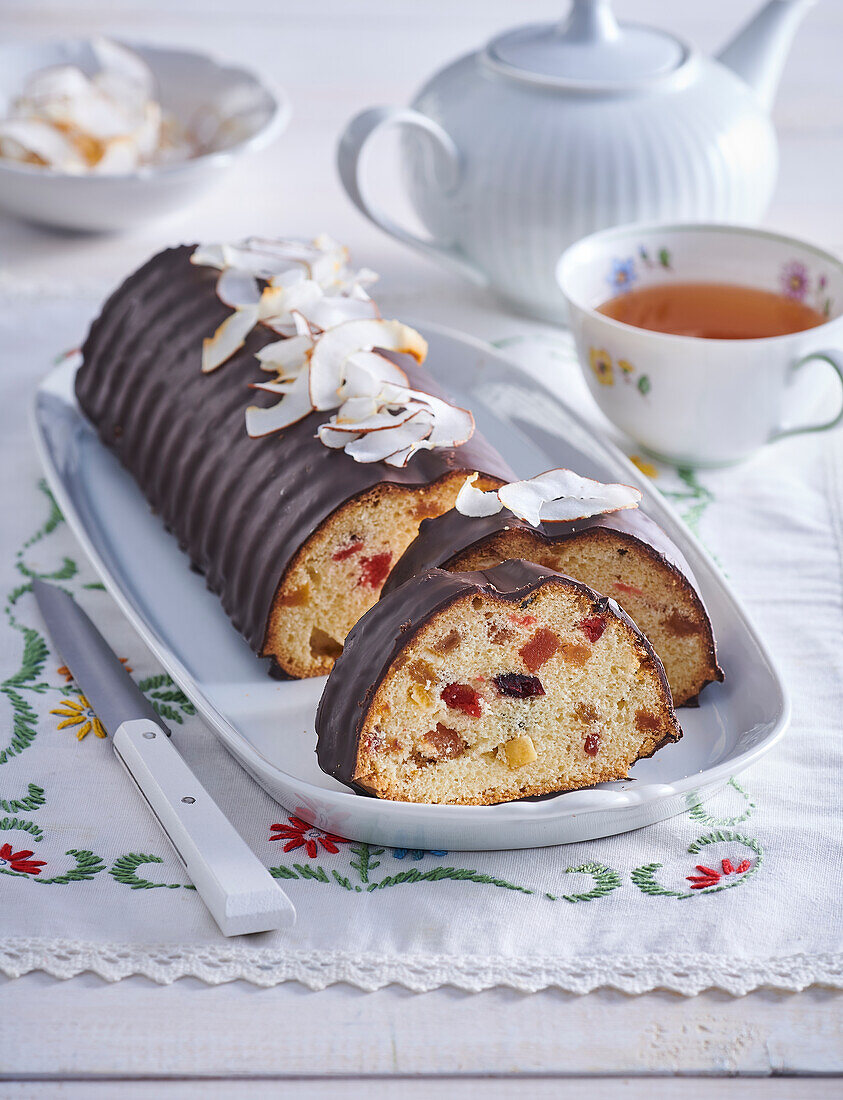 Bischofsbrot mit kandierten Früchten und Kokos