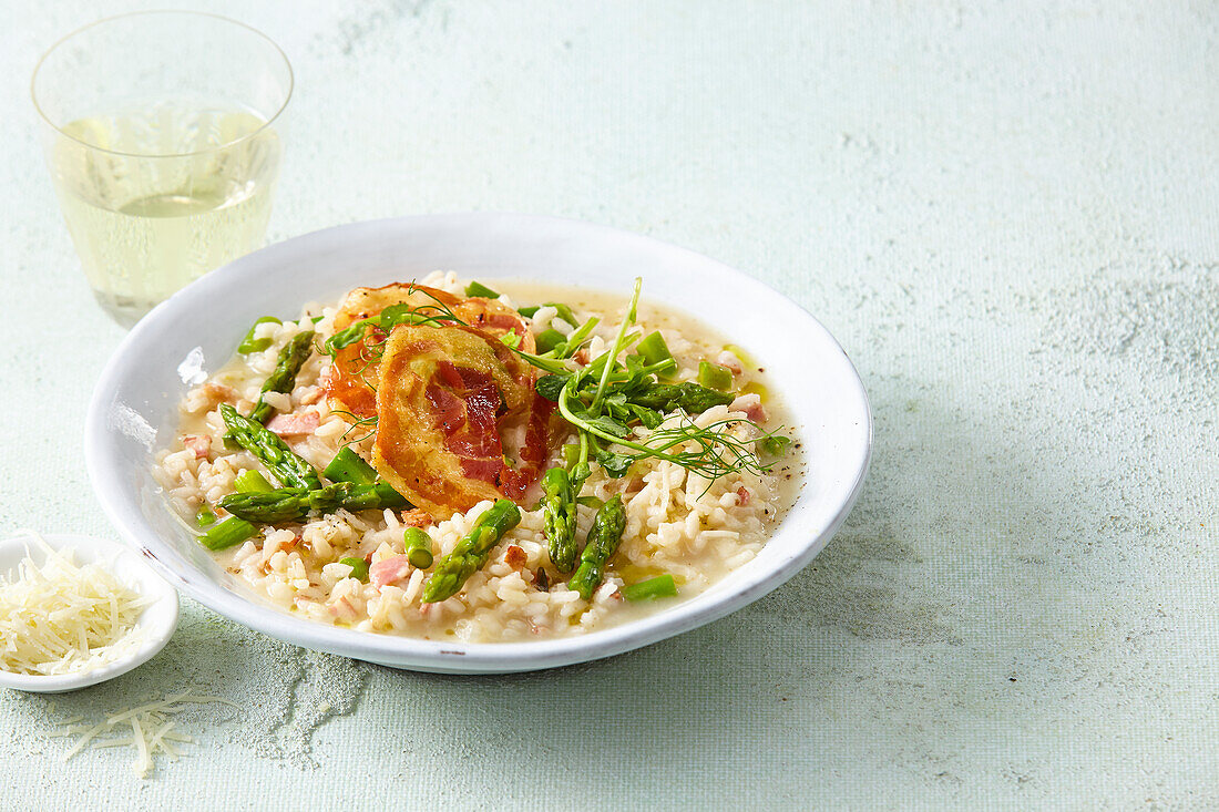 Spargelrisotto mit Schinkenchips