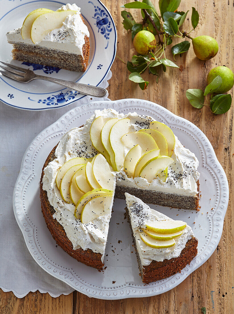 Poppy seed cake with pears