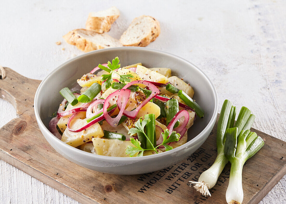 Salat zubereitet aus neuen Kartoffeln mit Zwiebeln