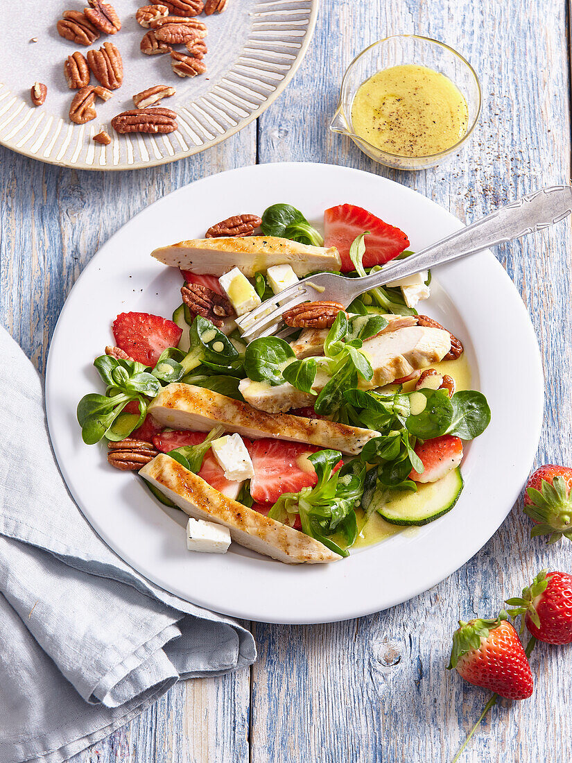 Feldsalat mit Hähnchen und Erdbeeren