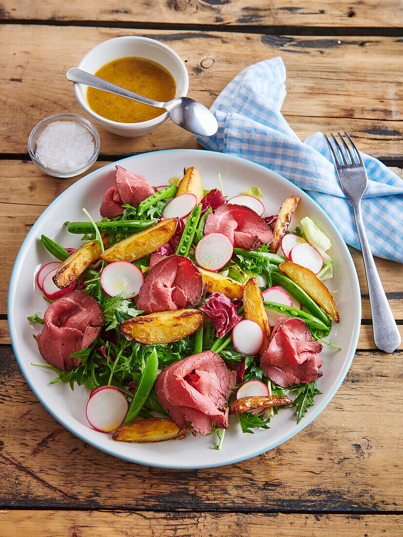 Salat mit Ofenkartoffeln und Roastbeef