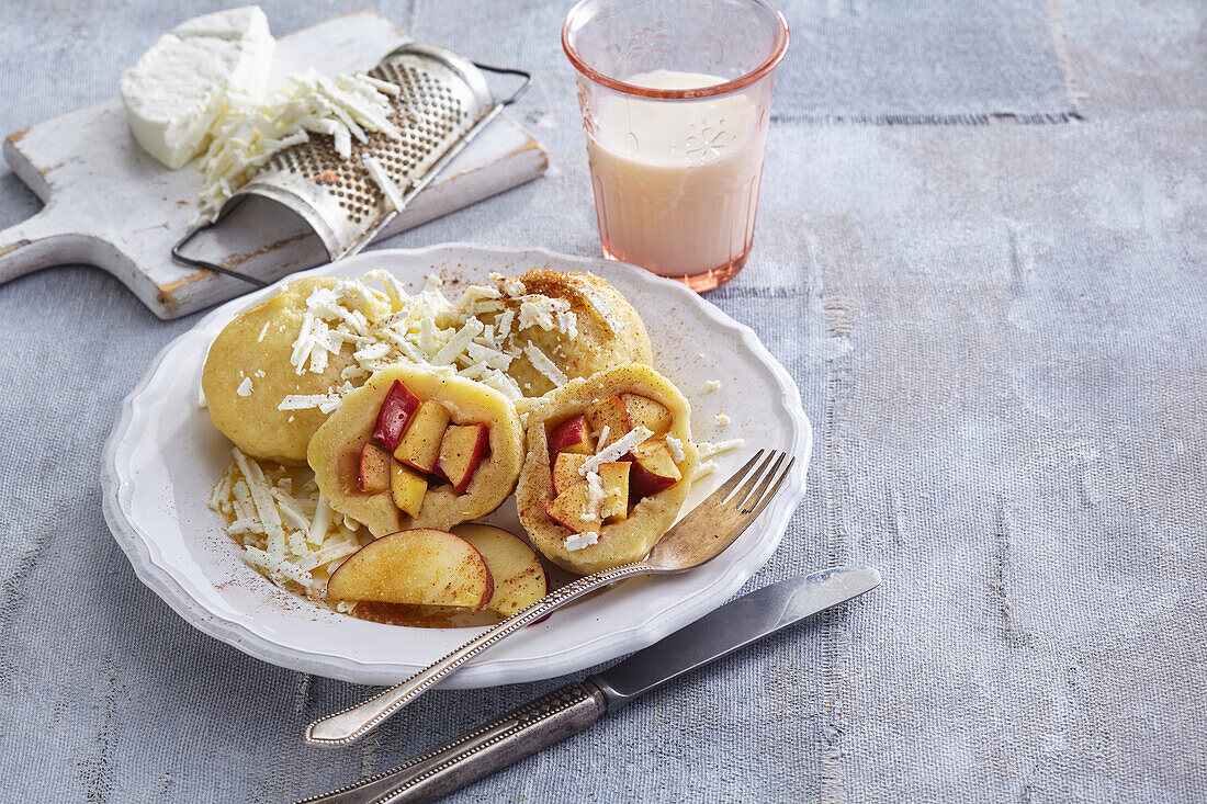 Kartoffelknödel mit Äpfeln und Zimt