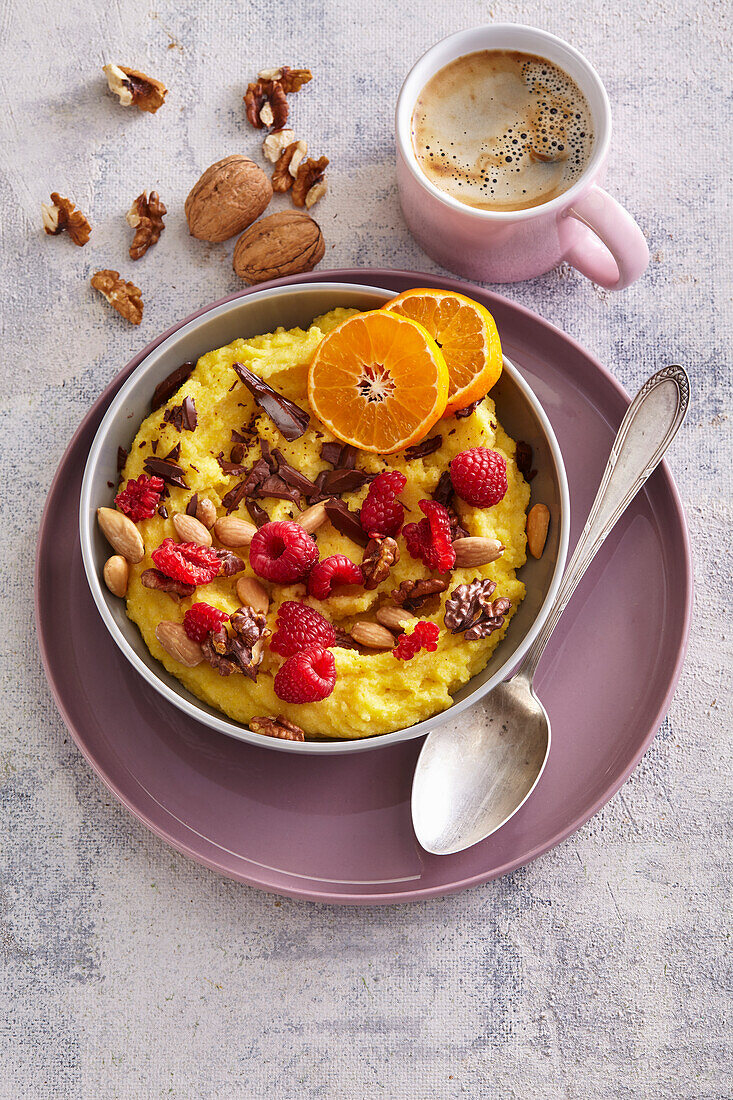 Polenta mit Nüssen und Himbeeren