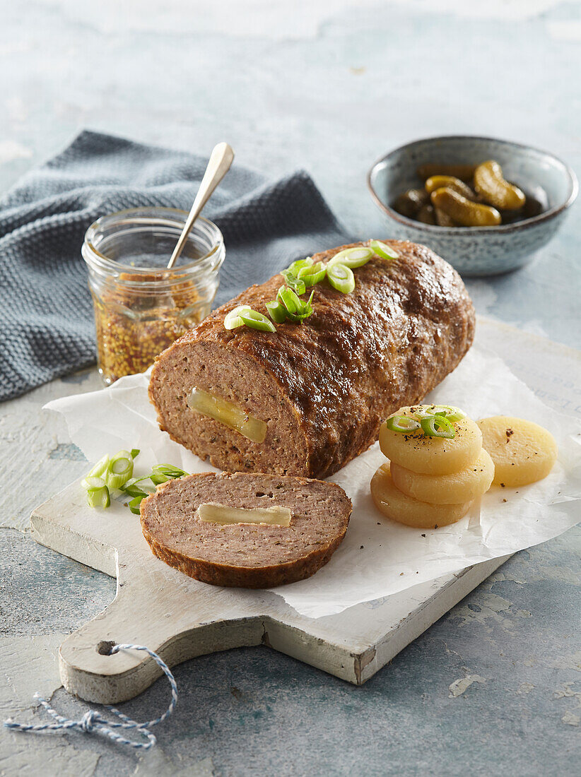 Hackbraten gefüllt mit Harzer Käse