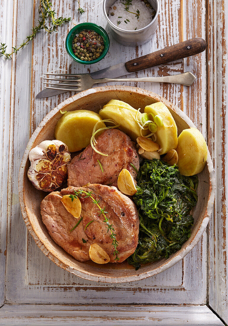 Gebratene Schweineschulter mit Knoblauch und Knödel