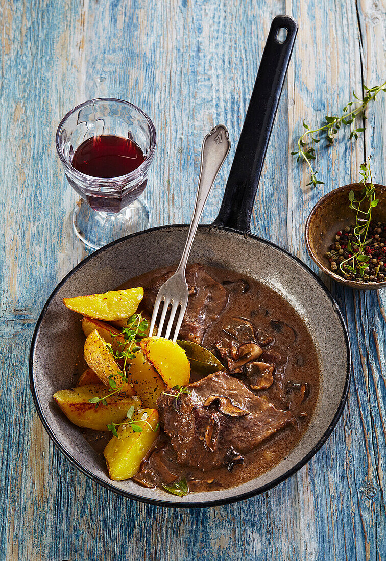 Roast beef slices with mushroom sauce