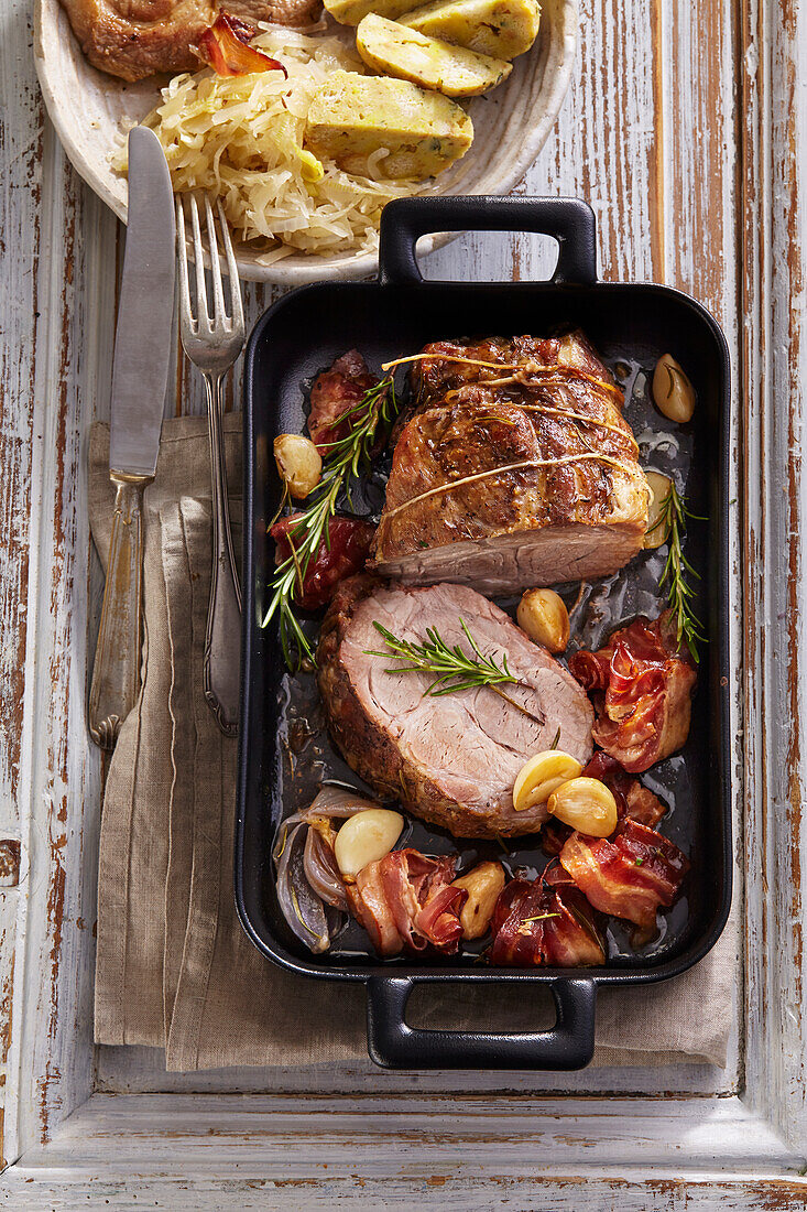 Schweinebraten mit Sauerkraut und Knödel