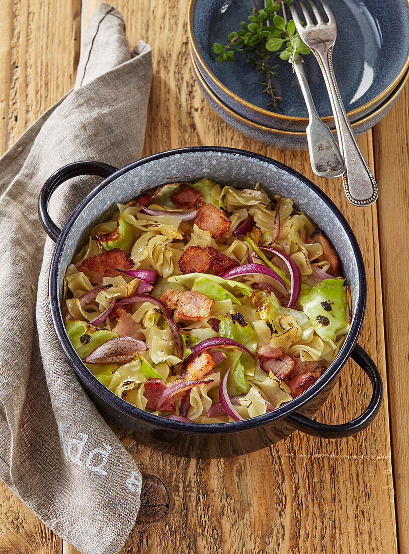 Nudelgratin mit frischem Weißkohl und gestreiftem Speck