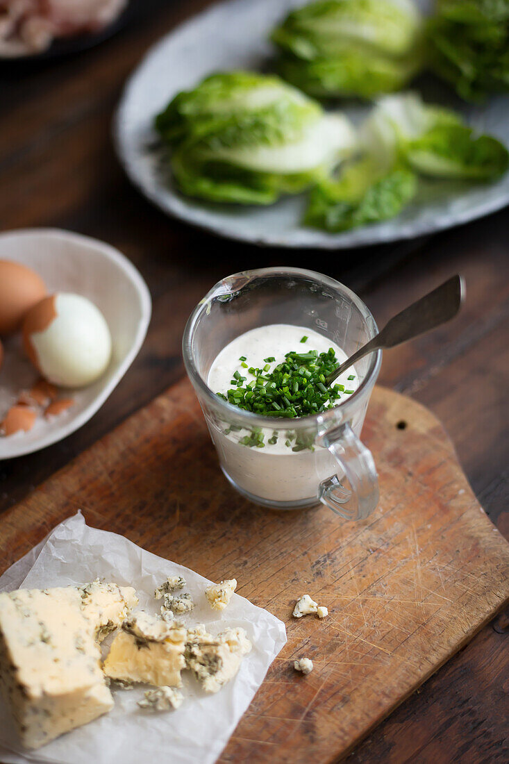 Salatdressing mit Blauschimmelkäse und Schnittlauch