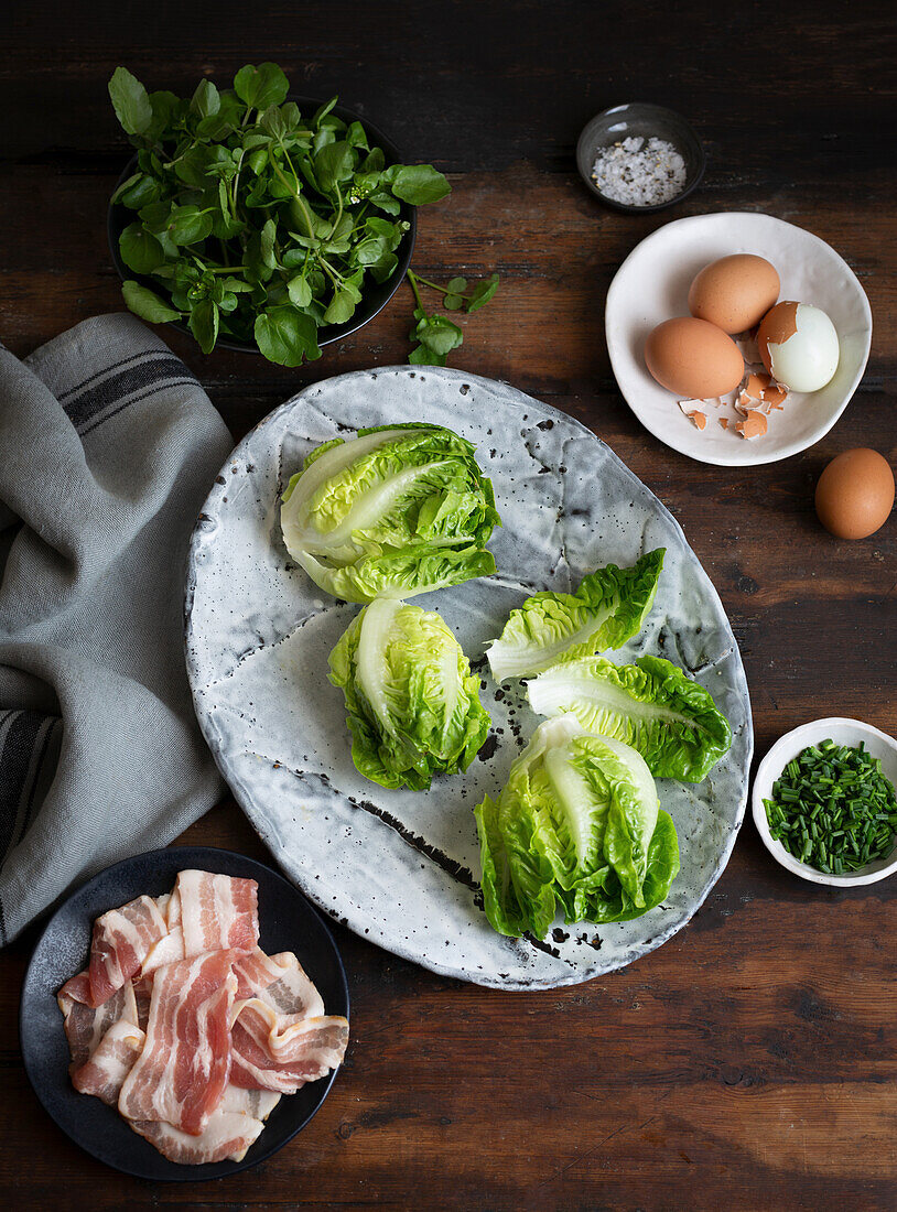 Zutaten für Salat mit Eiern und Speck