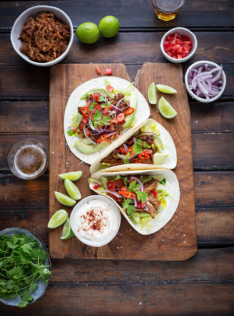Tacos mit Short Ribs, Chili und Koriander