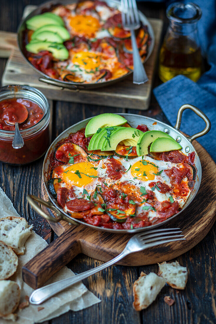 Spiegeeier mit Chorizo, Tomaten und Avocado