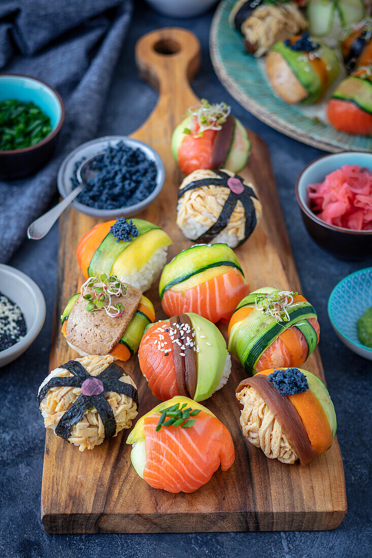 Verschiedene Temari-Sushi auf Holzbrett