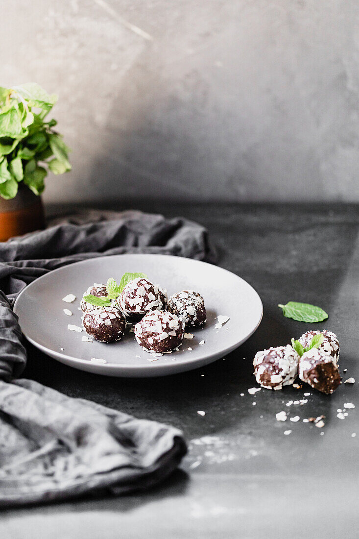 Schoko-Kokos-Bliss Balls mit frischer Minze