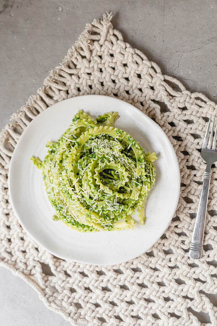 Pesto curly fettucine pasta