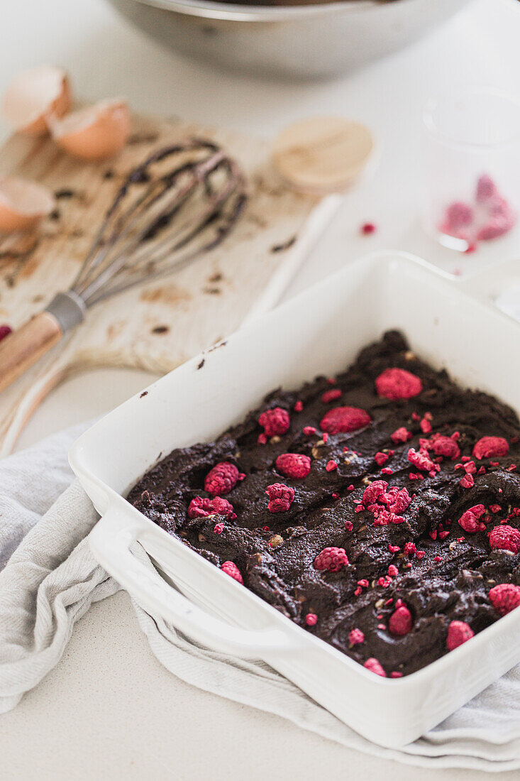 Schokoladenbrownies mit Himbeeren