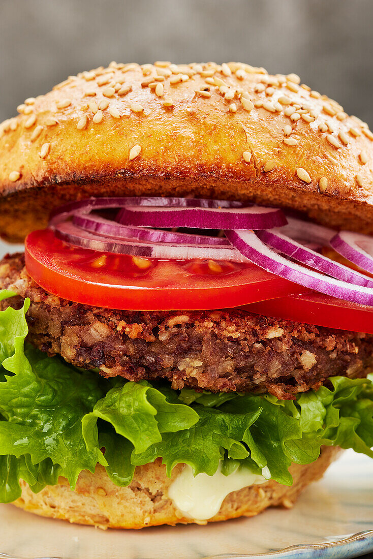 Veggie-Burger mit Bohnen-Pattie (Close Up)