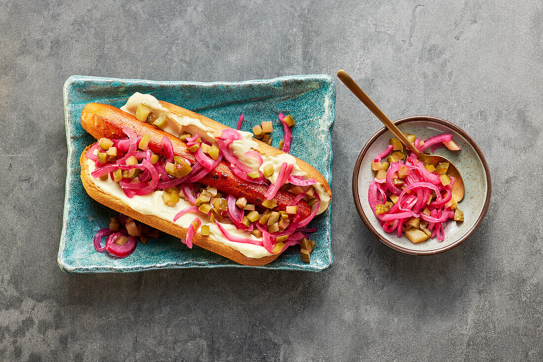 Veganer Möhren-Hotdog mit Relish und roten Zwiebeln