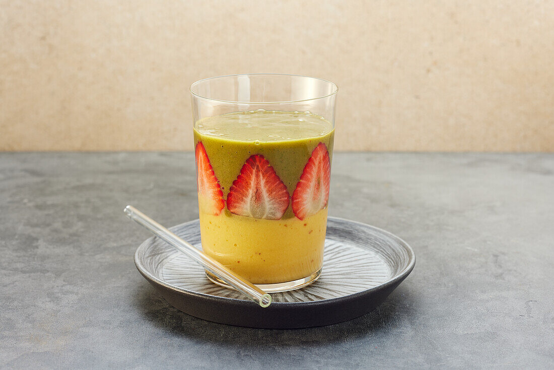 Bunter Smoothie mit Banane, Mango, Spinat und Datteln