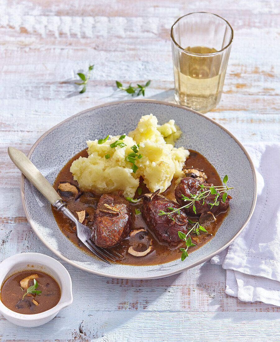 Geschmorte Schweinebacken mit Pilzen und Kartoffelstampf