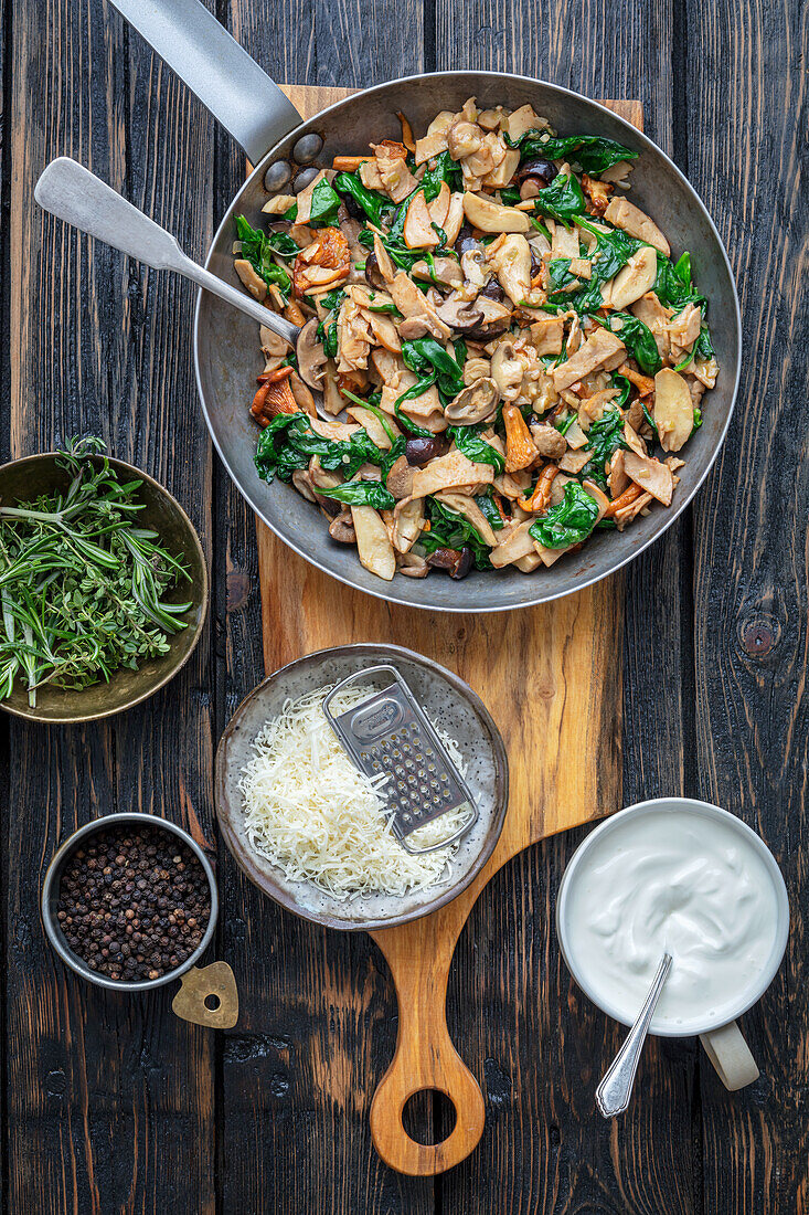 Fried mushrooms with ham and spinach