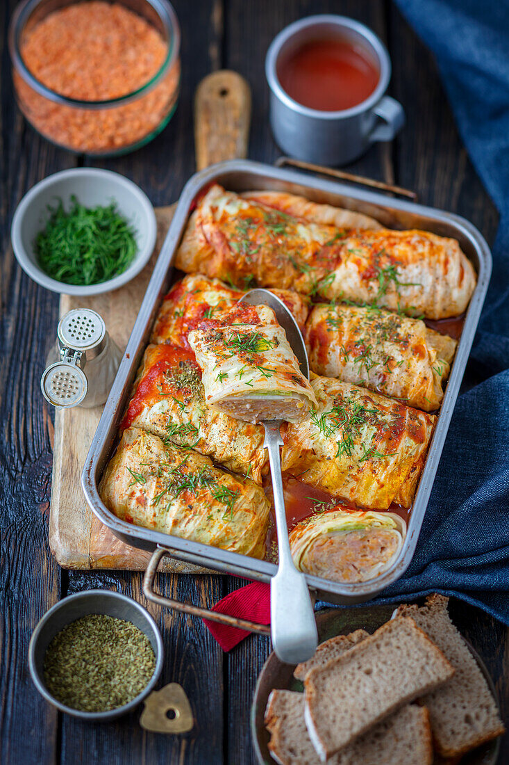 Golabki (Polnische Kohlroulade gefüllt mit Linsen und Hühnchen)