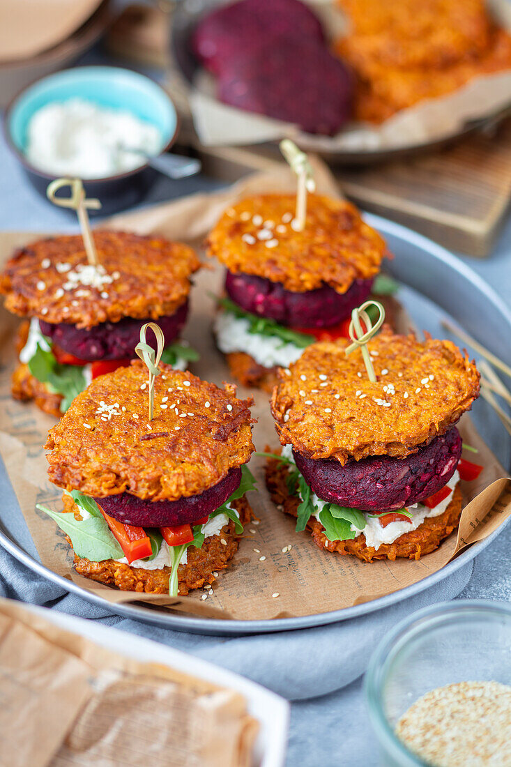 Süßkartoffel-Fritters mit Rote-Bete-Burger