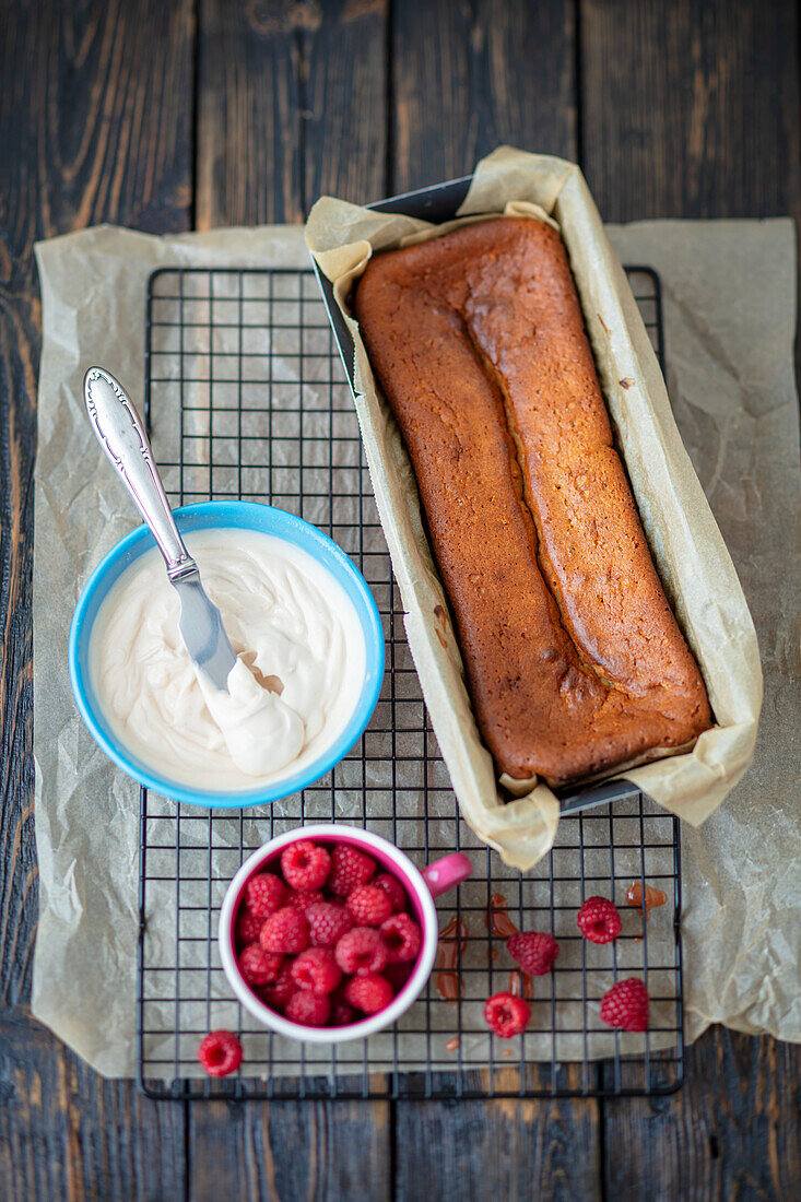 Yoghurt cake with raspberries