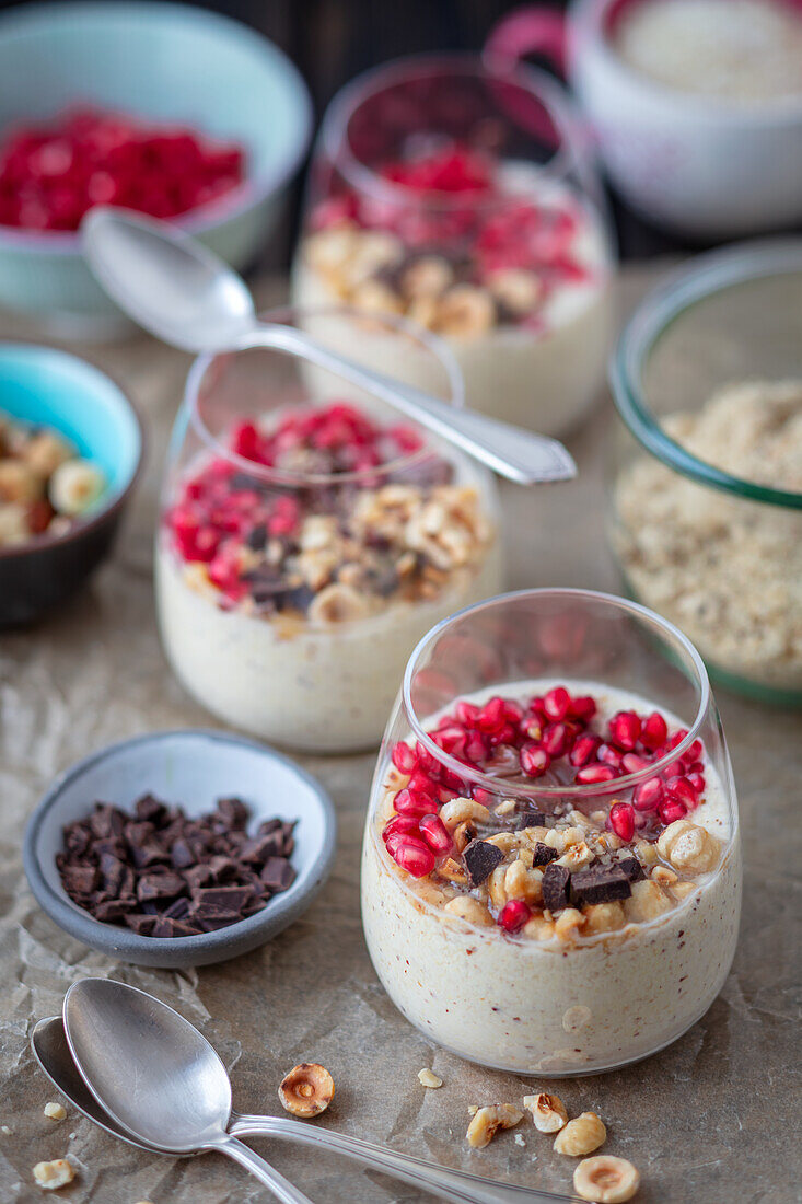 Hirse mit Hafermilch, Granatapfelkerne, Nüssen und Schokolade