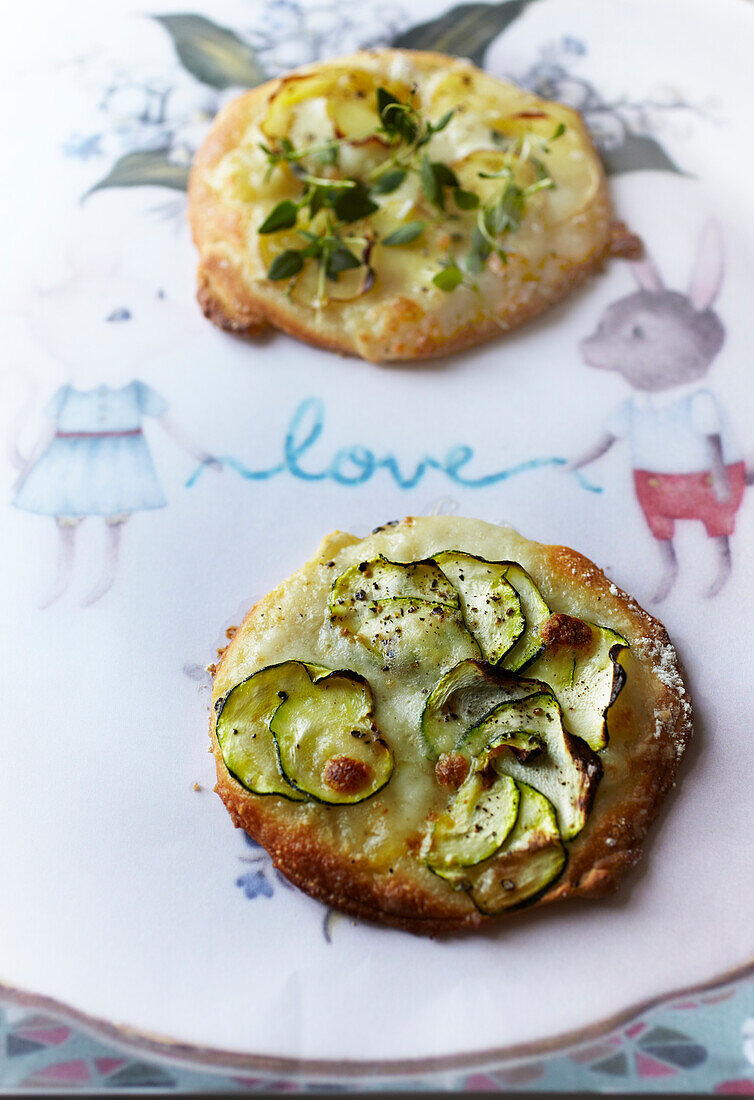 Minipizza mit Zucchini oder Kartoffeln für Kinder