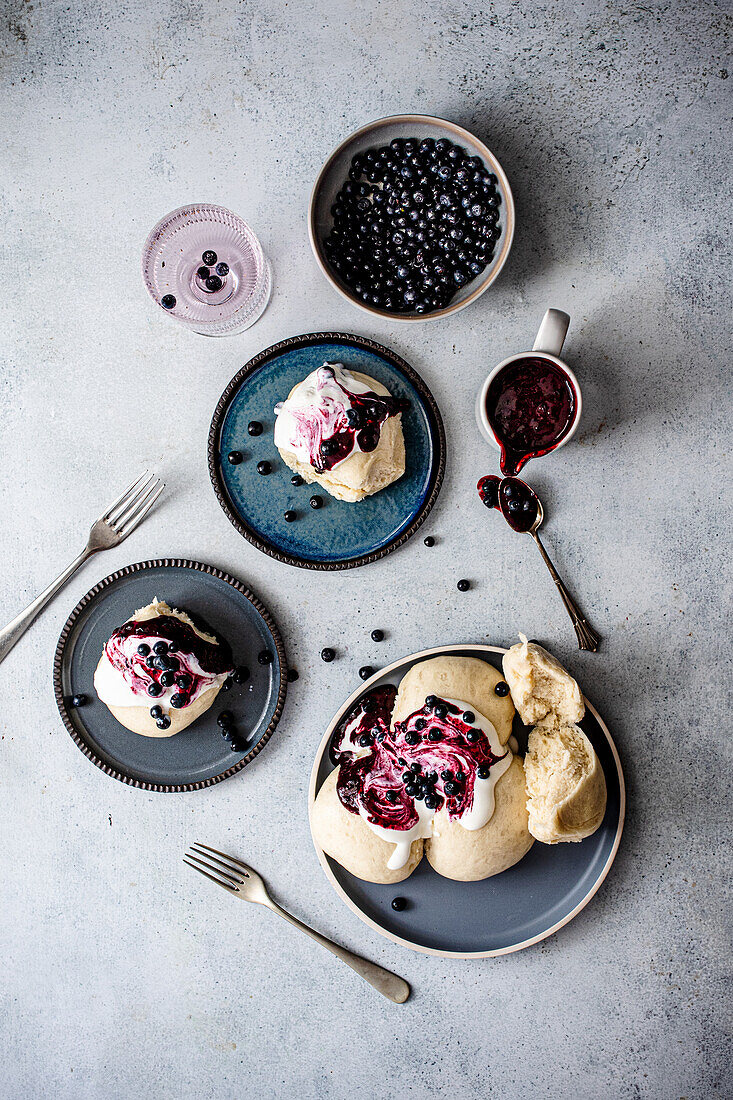 Gedämpfte süße Brötchen mit Joghurt und Blaubeeren