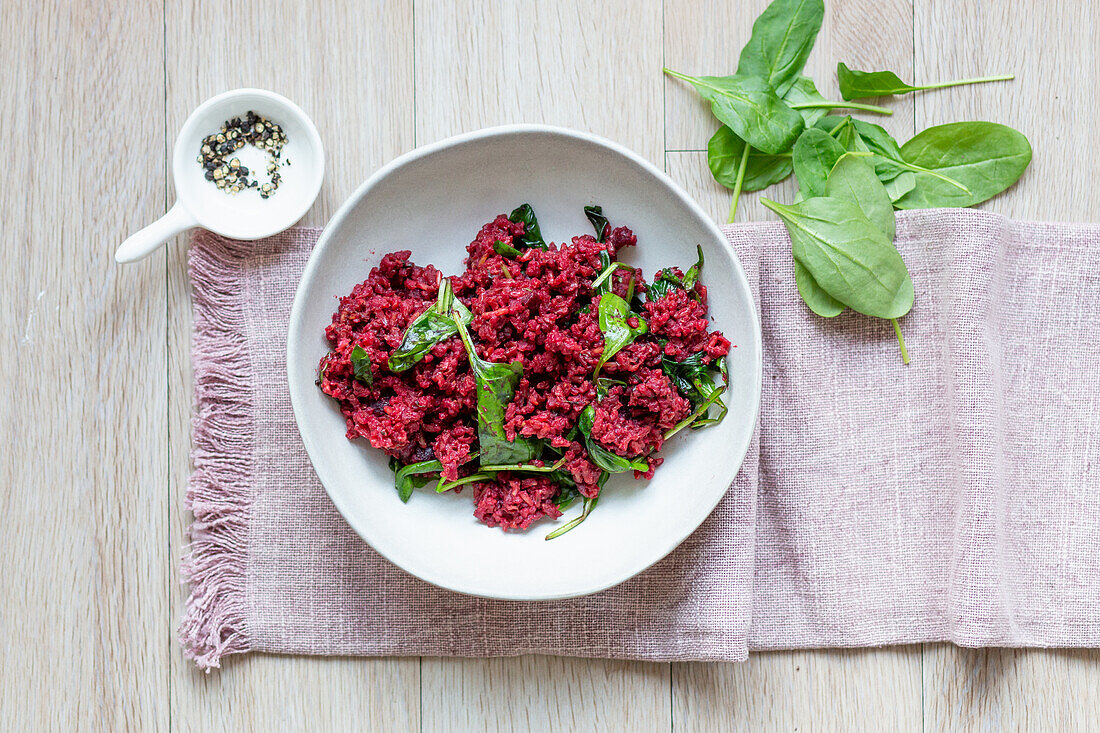 Rote-Bete-Risotto mit Spinat