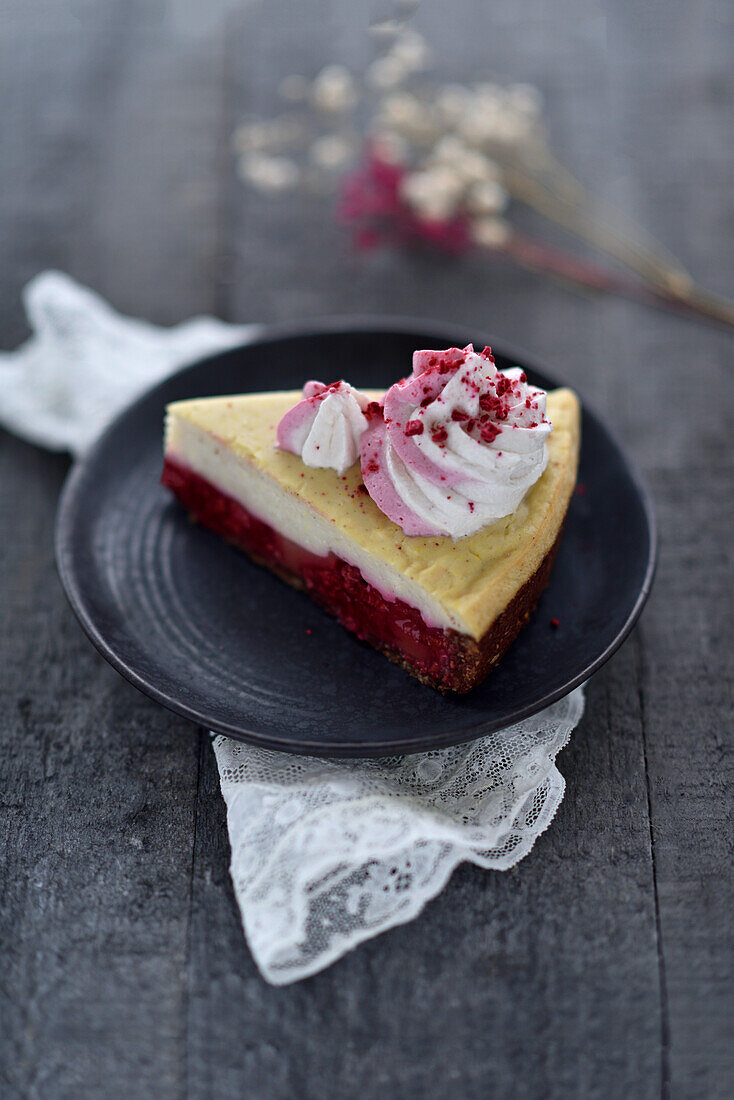 Veganer Cheesecake mit Himbeeren