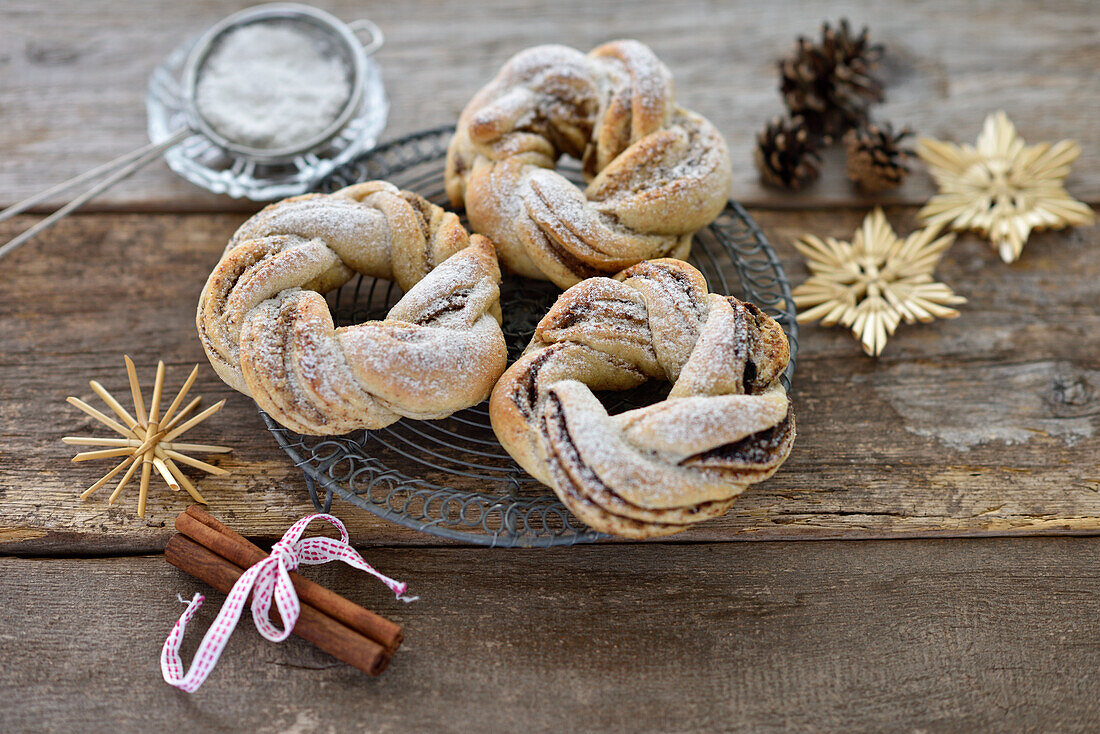 Vegan yeast bread wreaths with cinnamon