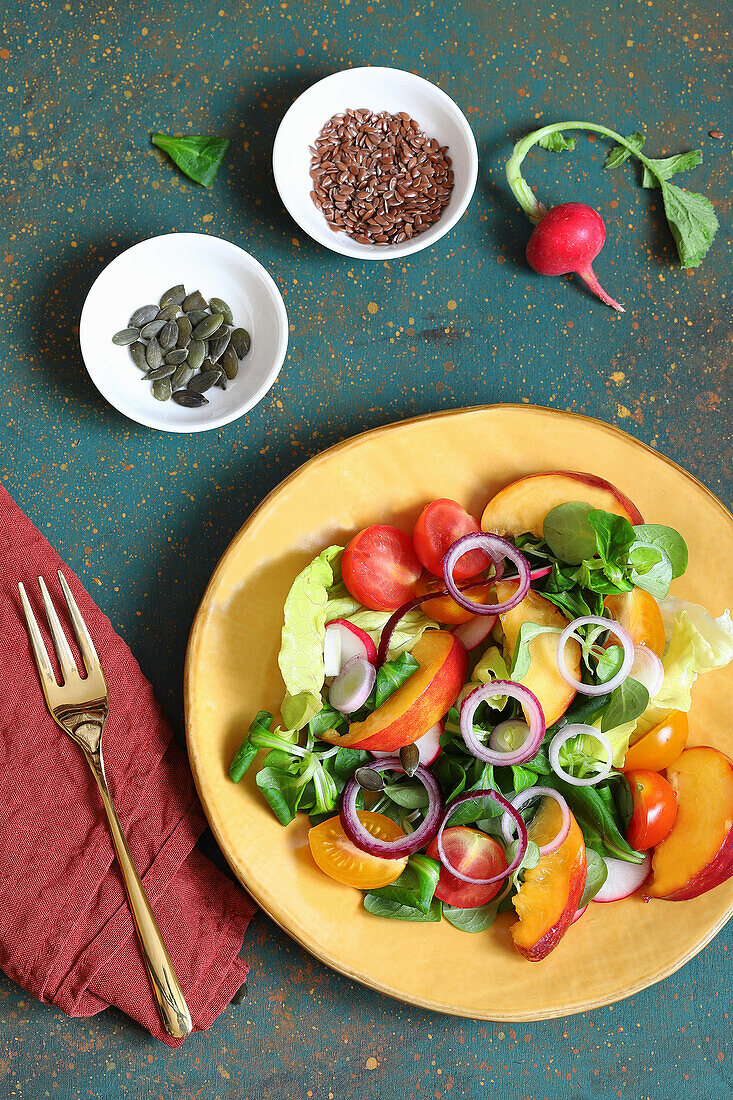 Gemischter Salat mit roten Zwiebeln und Pfirsichen