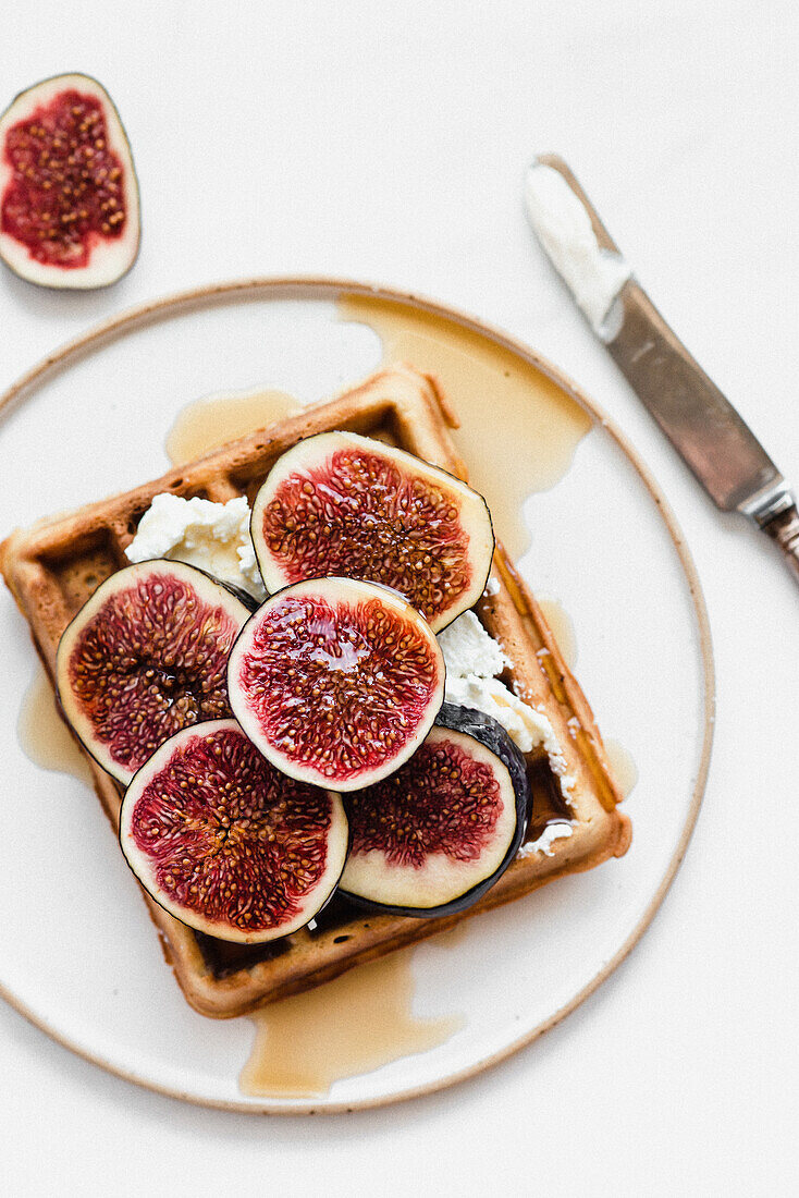 Waffeln mit Ricotta, Feigen und Ahornsirup