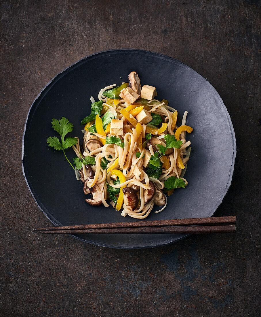 Vegane Asia-Pasta mit Shiitake und Räuchertofu