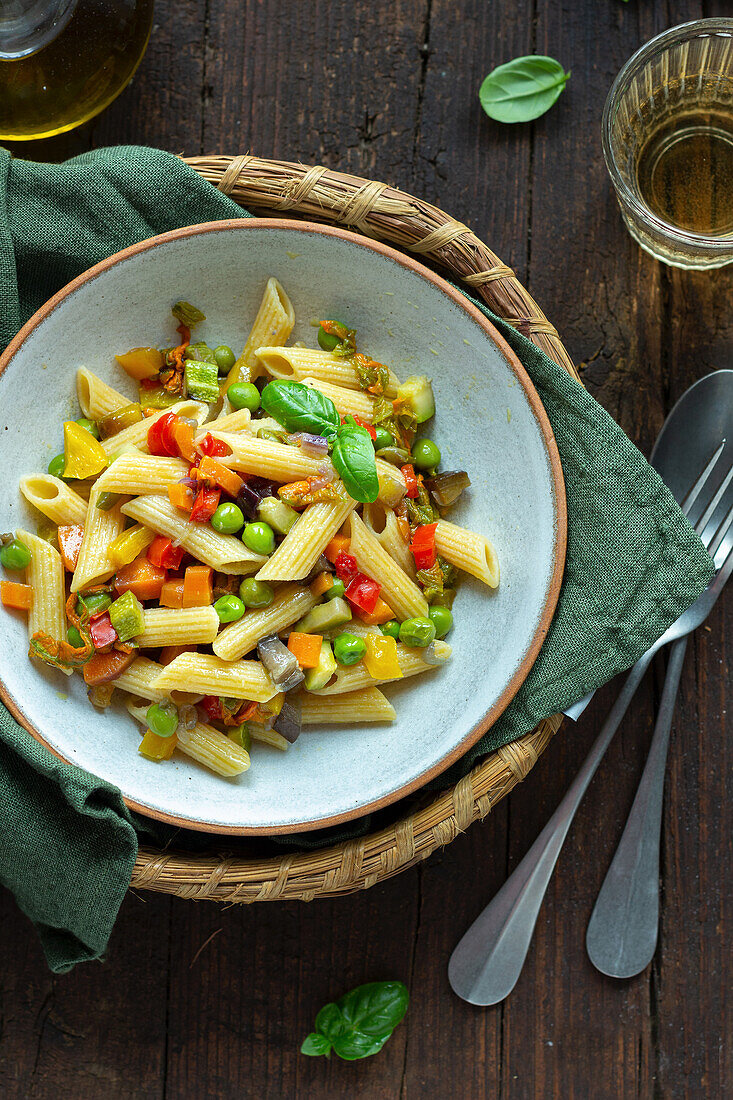 Kichererbsen-Penne mit Pilzen und Gemüse