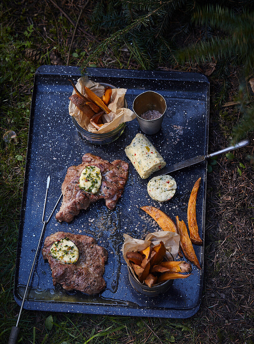 Gegrillte Schweinesteaks mit Chutneybutter