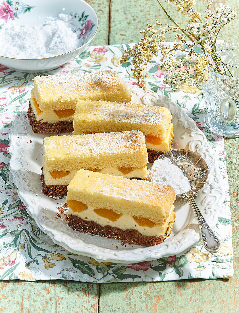 Dreischichtige Kuchenschnitten mit Aprikosen