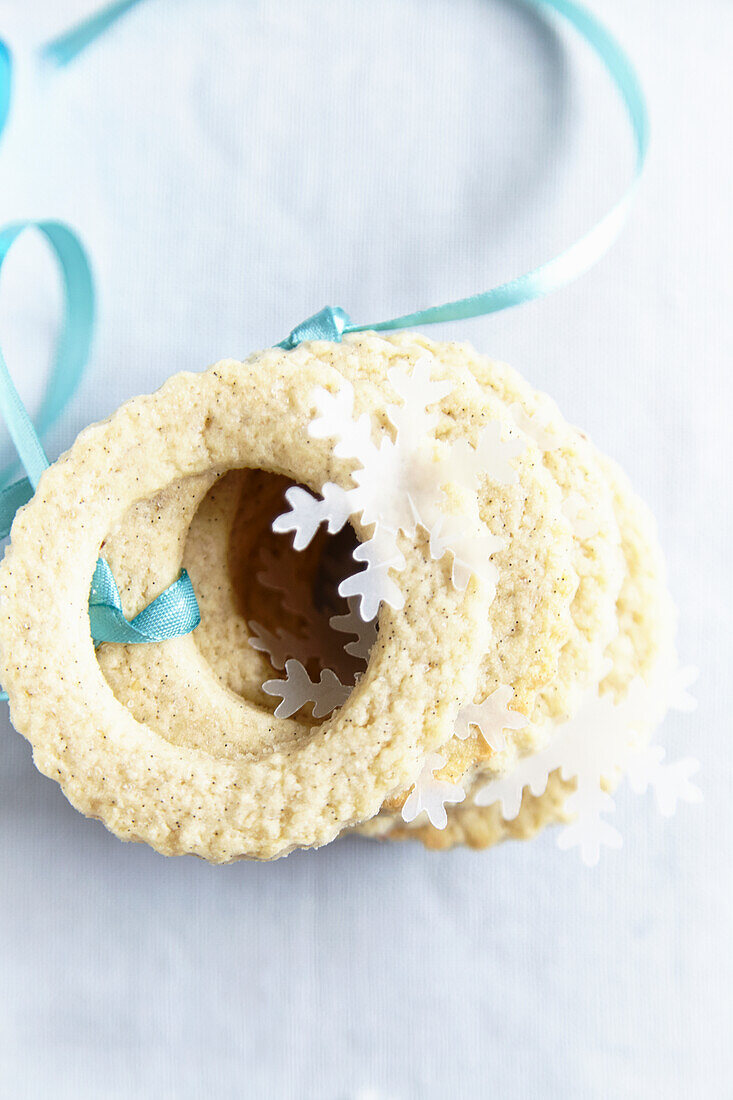 Vanilla curls with Christmas decoration