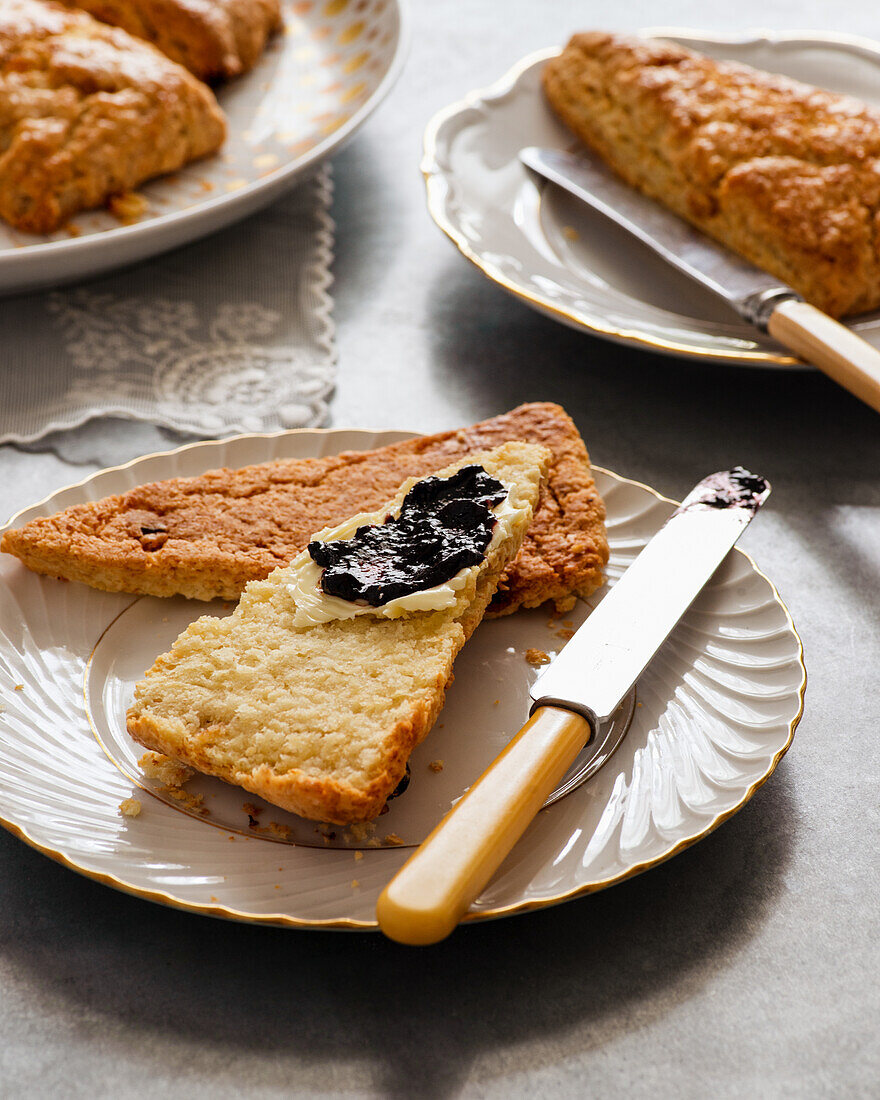 Scones mit Clotted Cream und Marmelade