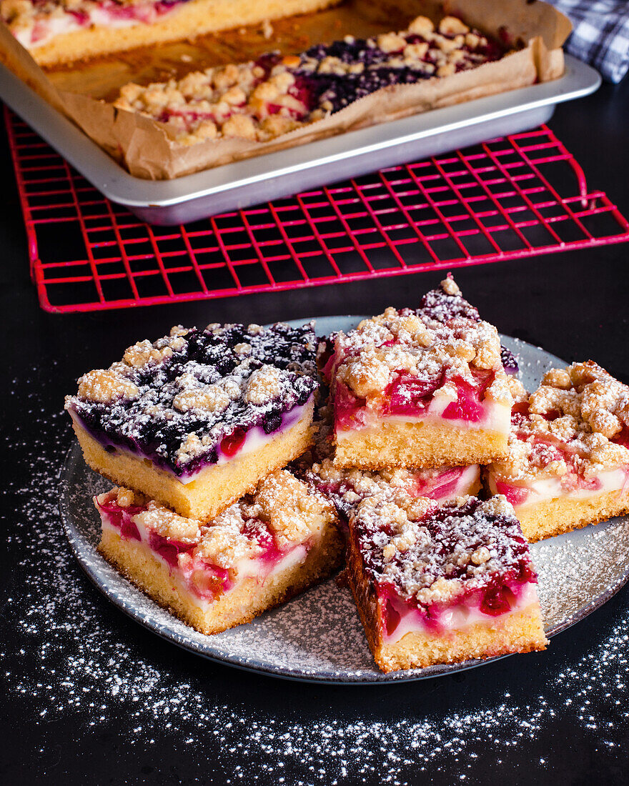 Quark cake with fruits and crumble from the tray