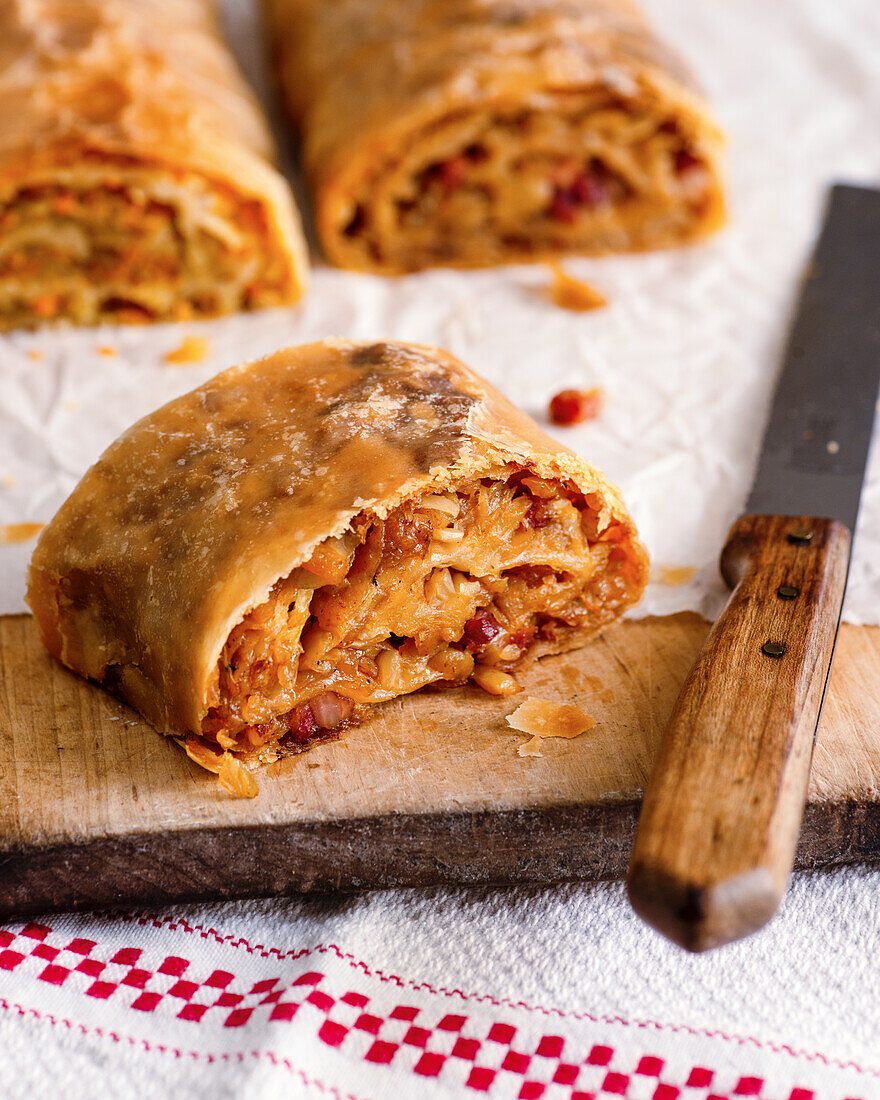 Vegetable strudel with pointed cabbage and bacon