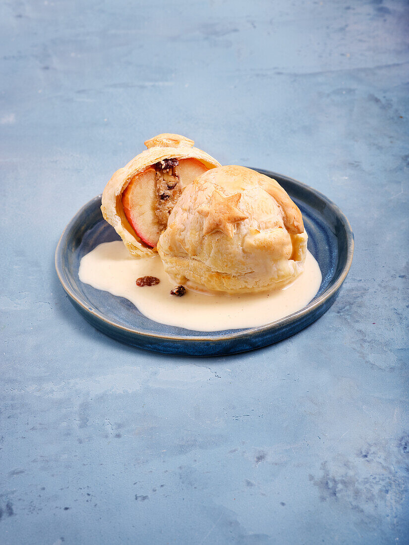 Baked apple in puff pastry (vegan)