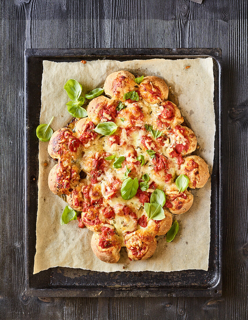 Bubble-up-Pizza mit Mozzarella und Tomaten
